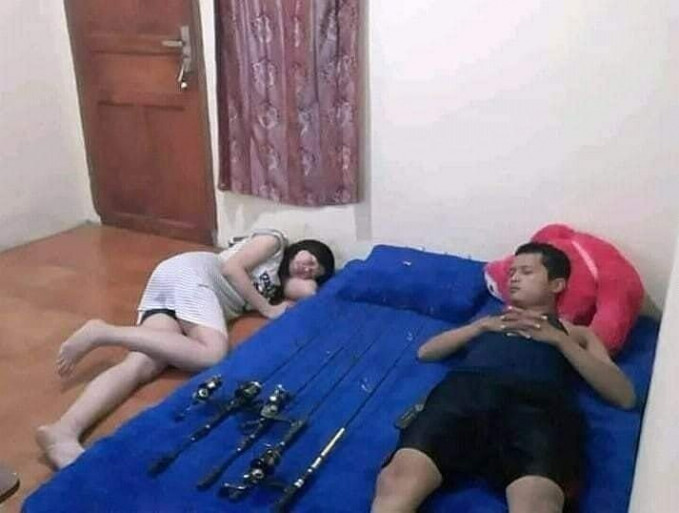 Foto kocak orang tidur bareng benda kesayangannya ini bikin geleng-geleng kepala